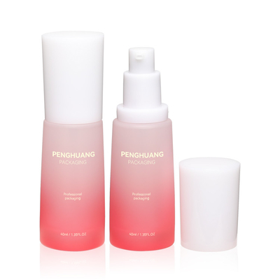 丸型の化粧品のびんはHyaluronic酸ガラスSkincareを置いた