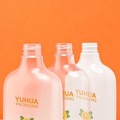 帽子28/410との500ml洗面用品のプラスチック包装のびんの白い透明