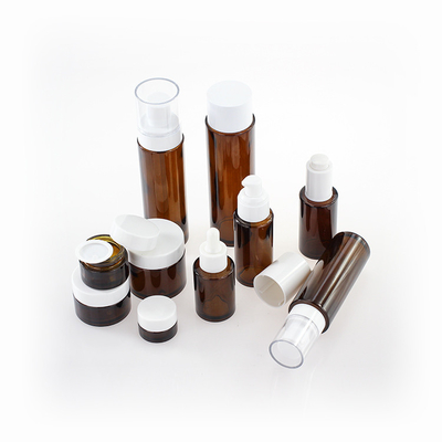 化粧品のガラス クリーム色のローション ポンプ スプレーのびんはSkincareの空の包装を置いた