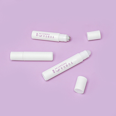 びんの白い色によってカスタマイズされるロゴの10ml 15ml PPのプラスチック ロール