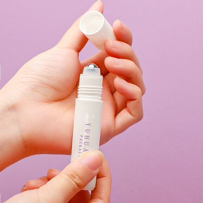 びんの白い色によってカスタマイズされるロゴの10ml 15ml PPのプラスチック ロール