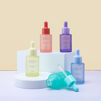 30ml血清の点滴器はSkincareの曇らされた多彩な包装のガラス精油をびん詰めにする